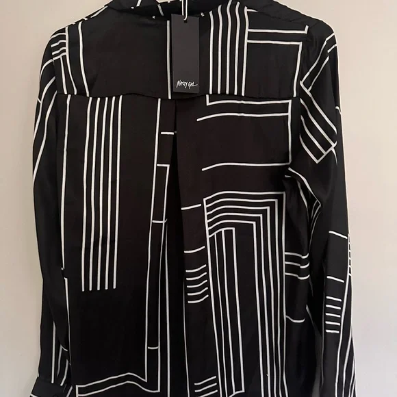 Nasty Gal Black and White Geometric satin Blouse - Picture 5 of 10
